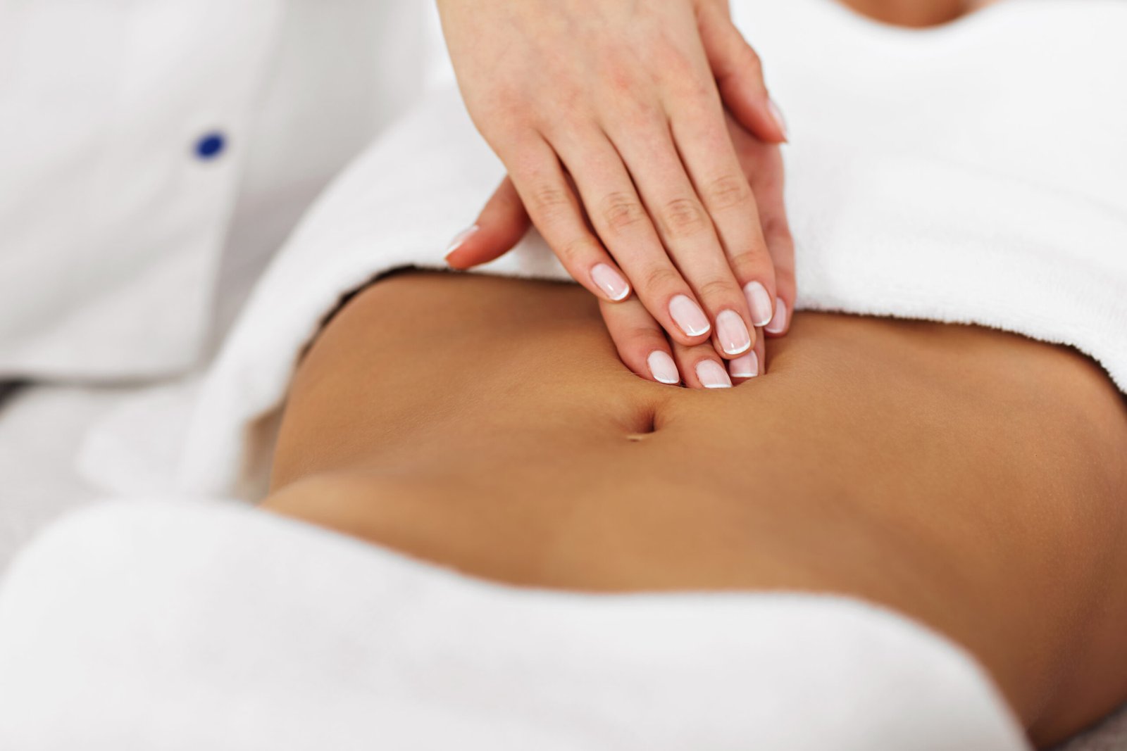 Soins du corps - Soin de drainage lymphatique Renata França sur une cliente pour une silhouette affinée.