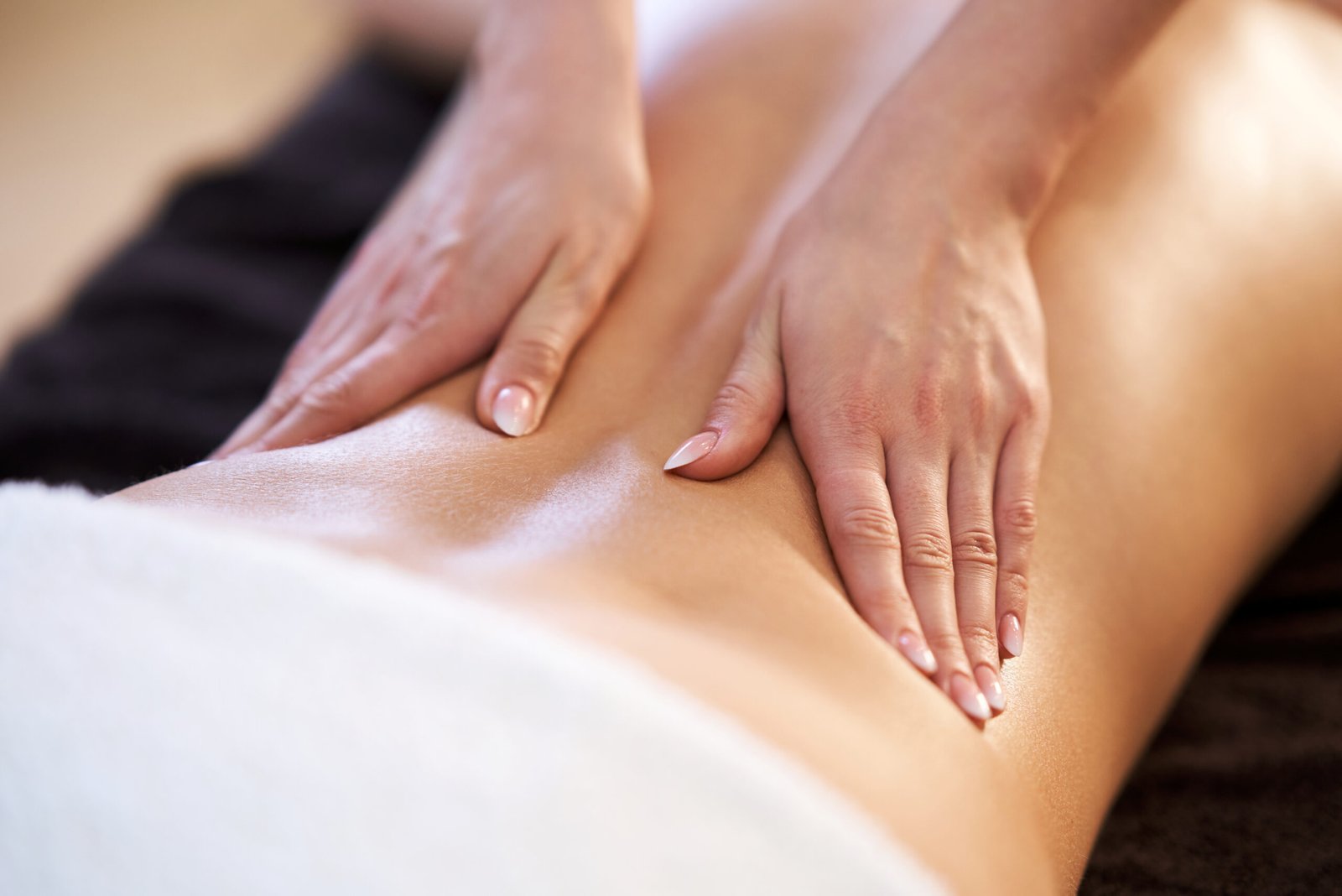 Soins du corps - Massage holistique relaxant sur une cliente pour un bien-être total chez Skintologie.