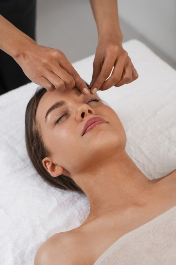 Soins du visage - Massage facial Kobido en cours sur une cliente chez Skintologie.