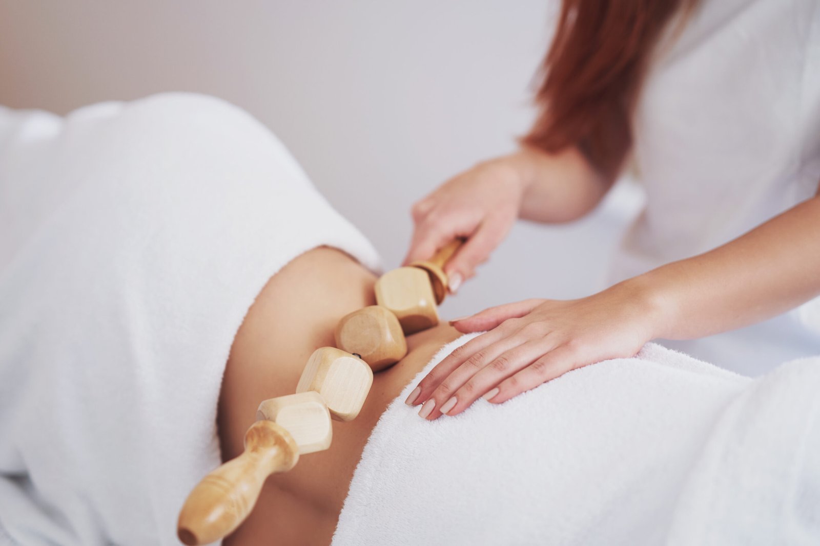 Soins du corps - Soin de maderothérapie sur une cliente pour remodeler la silhouette et traiter la cellulite.